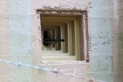 Gebrochene Schießscharte aus Beton und Stahl für ein MG 26 von außen. (Foto: RedTD/Gerold Keusch)