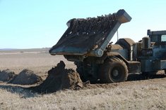 Der angehäufte Erdwall vor dem „Hydrema“, der die Besatzung vor Detonationen schützt.