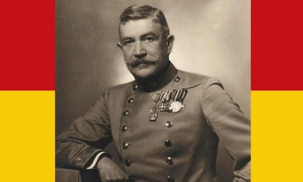 Generalmajor Emil Sommer, der Kommandant des Bataillons, das beim Gefecht von Kirchschlag kämpfte, in der 1933 eingeführten Uniform des Bundesheeres. Er wurde für seine Verdienste zum Generalmajor befördert. (Foto: Eugen Sommer/Foto Fayer; Montage RedTD)