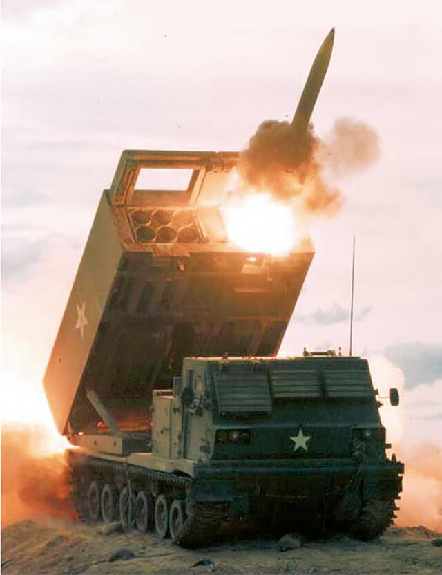 Das US-amerikanische Raketenartillerie-System M270 feuert eine Lenkwaffe ab. In Deutschland ist es als Mittleres Artillerie-Raketen-System (MARS) eingeführt. 