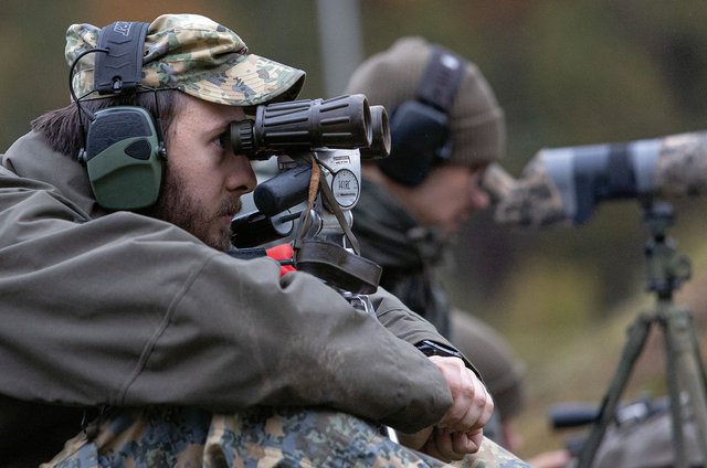 Schießausbildung während der Übung mit dem Scharfschützengewehr. Die Soldaten des Scharfschützentrupps beobachten die Wirkung im Ziel bzw. das Schießergebnis und geben dem Ausbilder eine Rückmeldung bzw. eine Zielkorrektur. (Foto: Felix Brader)