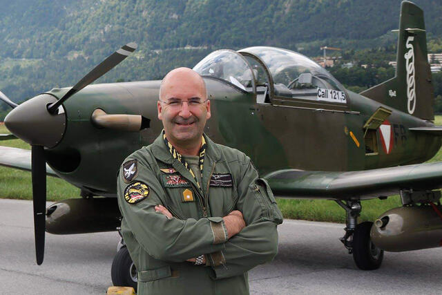 Brigadier Gerfried Promberger vor einer PC-7. (Foto: Bundesheer)