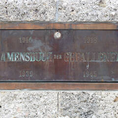 Das versperrte Fach mit dem Buch der Gefallenen des Kriegerdenkmales. (Foto: RedTD/Gerold Keusch)