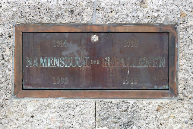 Das versperrte Fach mit dem Buch der Gefallenen des Kriegerdenkmales. (Foto: RedTD/Gerold Keusch)