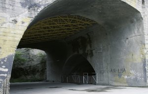 Flugzeugkaverne in Slatina bei Pristina. (Foto: Ellenbogen)