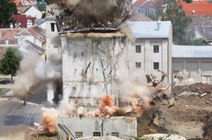 Sprengung eines Getreidespeichers in der Gemeinde Seefeld-Kadolz während der Ausbildung von Offiziersanwärtern. Das Bauwerk stand in verbautem Wohngebiet und wurde in Mischbauweise mit Beton, Ziegelmauerwerk, Holz und Stahl errichtet. (Foto: Bundesheer/Elisabeth Zechmeister)