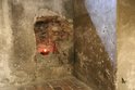 Eine Kerze brennt bei der Öffnung des Tunnels, den die Fallschirmjäger zu graben begannen, um sich aus ihrer ausweglosen Situation zu befreien. (Foto: RedTD/Keusch)