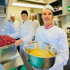 Die Lehrgruppe Ernährung nimmt jedes Jahr Kochlehrlinge auf und bietet ihnen eine praxisorientierte Ausbildung, die von erfahrenen Küchenmeistern und Hygienebeauftragten betreut wird. (Foto: Bundesheer/Wolfgang Wurzer)
