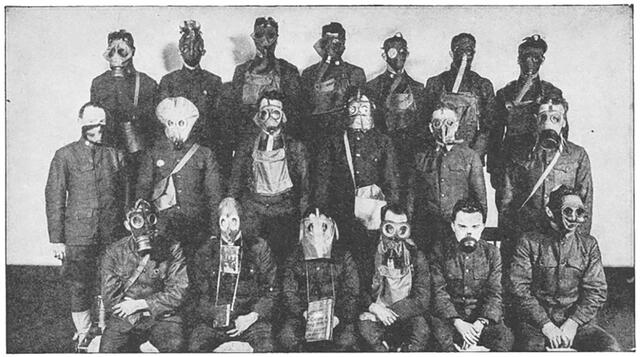 Foto: Verschiedene Typen von ABC-Schutzmasken, die im Ersten Weltkrieg verwendet wurden. (Foto: Francis Whiting Halsey/gemeinfrei)