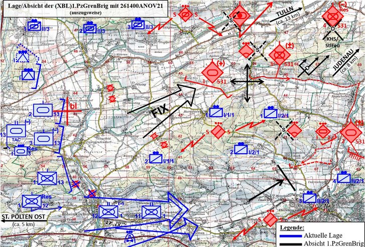 Anmerkungen zur Karte: 1) StbKp/13 im BVersR „P“ im Rm POTTENBRUNN (5243) 2) vstkPzPiZg bei bwglBefSt im Rm Hst POTTENBRUNN (5241) 3) 2.PzHbBt/AAB1 (aZa) im FeuStlR ST. PÖLTEN OST 4) KHSSchw (aZa) unterstützt vorerst angreifende Baon im SG – danach sbst Kampf in der Tiefe