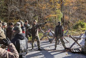 Die Gruppe, die am Kontrollpunkt des Zuges eingesetzt ist, hat viele Szenarien zu bewältigen. Diese reichen von der Personen- und Fahrzeugkontrolle bis zum Beherrschen einer Demonstration. Die meisten Aufgaben kann die Gruppe selbstständig bewältigen, bei größeren Aktionen werden weitere Gruppen des Zuges benötigt. Diese unterschiedlichen Szenarien und die stufenweise Lageentwicklung sind bei Übungen zu berücksichtigen. (Foto: Felix Brader)