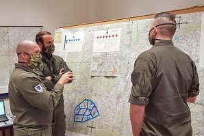 Die Einsatzplanung an der Kartentafel ist die herkömmliche Arbeitsmethode in einem Gefechtsstand. Die Grundlagen dazu wurden im TD-Heft 4/2021 unter dem Titel "Stabstraining im Lecture Room 21" beschrieben. (Foto: Bundesheer)