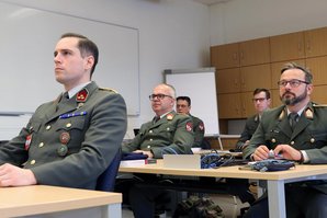 Die Teilnehmer der Ausbildung tragen die verschiedensten Dienstgrade. (Foto: TD/KEUSCH, SCHOBESBERGER)