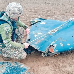 Ein ukrainischer Polizist inspiziert die Reste einer russischen „Geran“-2-Drohne. (Foto: npu.gov.ua; Cc BY-SA 4.0)