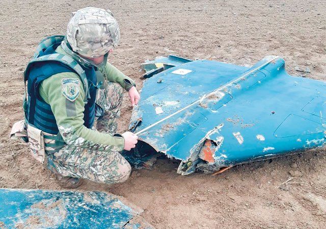 Ein ukrainischer Polizist inspiziert die Reste einer russischen „Geran“-2-Drohne. (Foto: npu.gov.ua; Cc BY-SA 4.0)