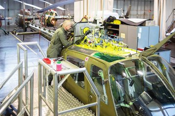 Ein Militär-Luftfahrtmeister bei der Abschlusskontrolle eines Wartungsereignisses in einer Fliegerstaffel. (Foto: Thomas Aschauer)