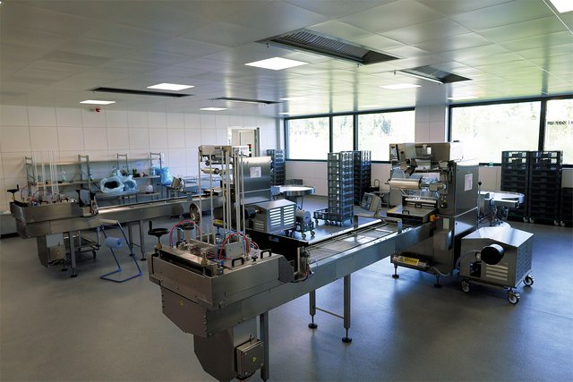 In der Großküche der Schwarzenberg-Kaserne wird für fünf weitere Kasernen mitgekocht. Die Verpackungsmaschinen füllen die Lebensmittel hygienisch ab. (Foto: Bundesheer/Wolfgang Riedlsperger)