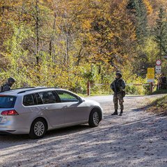 Die Gruppe, die am Kontrollpunkt des Zuges eingesetzt ist, hat viele Szenarien zu bewältigen. Diese reichen von der Personen- und Fahrzeugkontrolle bis zum Beherrschen einer Demonstration. Die meisten Aufgaben kann die Gruppe selbstständig bewältigen, bei größeren Aktionen werden weitere Gruppen des Zuges benötigt. Diese unterschiedlichen Szenarien und die stufenweise Lageentwicklung sind bei Übungen zu berücksichtigen. (Foto: Felix Brader)