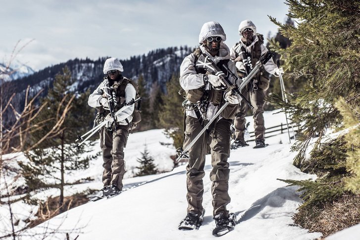 Soldaten mit Schneeschuhen und Schistöcken beim gefechtsmäßigen Vorgehen. (Foto: Bundesheer/Trippolt)