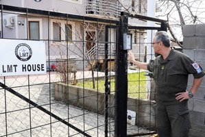 Liaison Monitoring Teams (LMT) halten den Kontakt zur Bevölkerung, zu der Verwaltung und der Politik. Sie liefern Beiträge zur "Stimmung" im Einsatzraum und ergänzen dadurch das Lagebild von KFOR. (Foto: HBF)