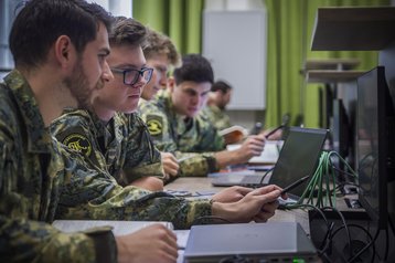 Fähnriche der Militärakademie bei der Studienarbeit am PC. (Foto: Bundesheer/MilAk)