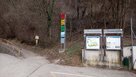 Der Graben hinter den Schildern war der Eingang zum Stollen bei der ehemaligen Hauptschule. (Foto: Keusch)