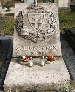Grabstein von Akos Gubicza, Mitglied der Rongyos Garda, auf dem Alten Friedhof in Szentgotthard. Das Todesdatum am Grabstein – 26. IX. 1921 – ist offenbar falsch. (Foto: DoncseczII, CC-BY-4.0)