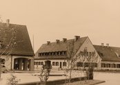 Der Haupteingang des Nibelungenwerkes. (Foto: Stadtarchiv St. Valentin) 