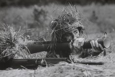 Zwei Schützen - einer mit dem Panzerabwehrrohr 70 (PAR 70), der andere mit dem Sturmgewehr 58 (StG 58) - in Stellung. (Foto: Bundesheer/Archiv Truppendienst)