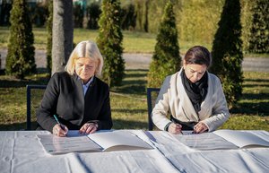 Verteidigungsministerin Klaudia Tanner und Barbara Glück, Direktorin des Mauthausen Memorial, unterzeichnen am 12. Dezember 2022 die Fortsetzung des Kooperationsabkommens in der Grazer Belgier-Kaserne. (Foto: Bundesheer/Laura Heinschink)