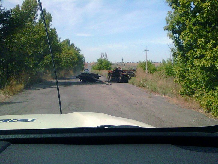 Passing by destroyed tanks (Photo: Anzeletti)