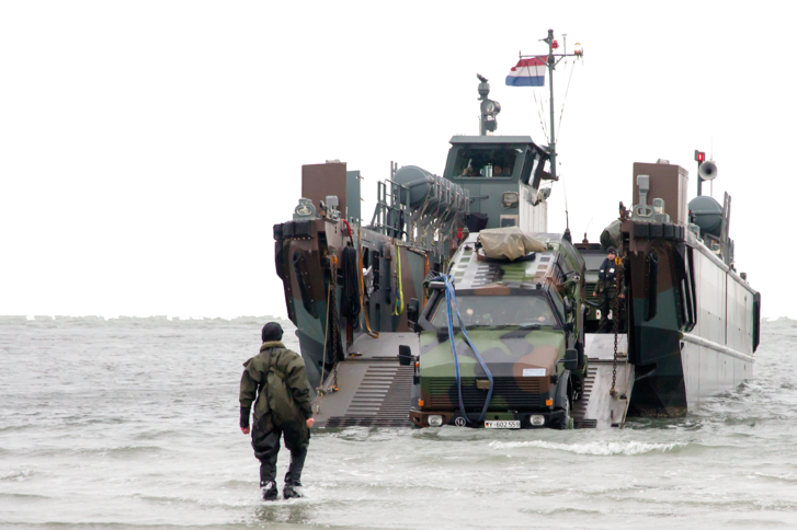 Soldaten des Seebataillons bei einer Landeübung der Königlich Niederländischen Marine im niederländischen Den Helder. (Foto: Bundeswehr/Michael Sühl; Montage: Hlawatsch)