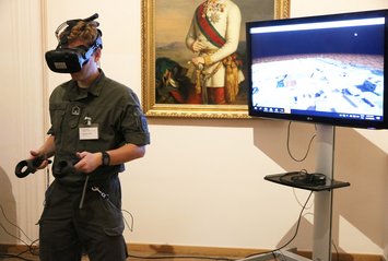 Mit der Virtual-Reality-Brille kann der Nutzer durch die Ortschaft spazieren und mit zwei Controllern Elemente in Form taktischer Zeichen einsetzen. (Foto: RedTD/Markus Togl)