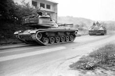 Ein M60A1 Kampfpanzer und ein Bergepanzer M88 bei der Fahrt in den Einsatzraum. (Foto: Bundesheer)