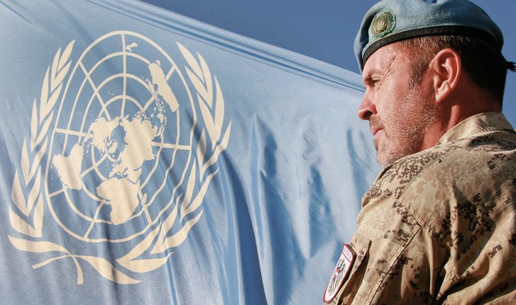 Österreichischer Soldat vor der UN-Flagge im Libanon. (Foto: Bundesheer/Wolfgang Grebien)