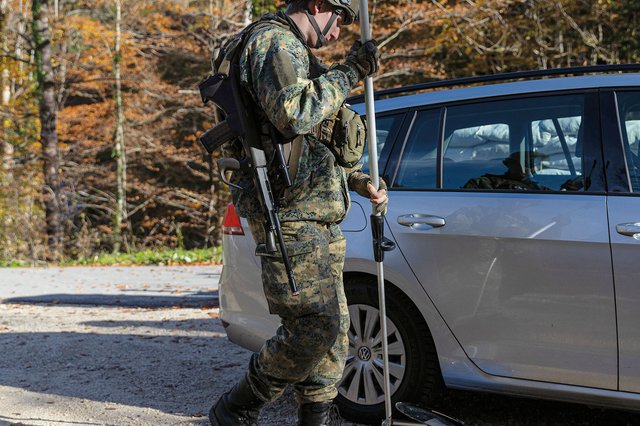 Die Gruppe, die am Kontrollpunkt des Zuges eingesetzt ist, hat viele Szenarien zu bewältigen. Diese reichen von der Personen- und Fahrzeugkontrolle bis zum Beherrschen einer Demonstration. Die meisten Aufgaben kann die Gruppe selbstständig bewältigen, bei größeren Aktionen werden weitere Gruppen des Zuges benötigt. Diese unterschiedlichen Szenarien und die stufenweise Lageentwicklung sind bei Übungen zu berücksichtigen. (Foto: Felix Brader)