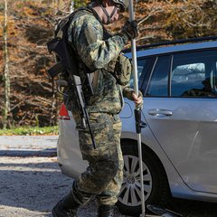 Die Gruppe, die am Kontrollpunkt des Zuges eingesetzt ist, hat viele Szenarien zu bewältigen. Diese reichen von der Personen- und Fahrzeugkontrolle bis zum Beherrschen einer Demonstration. Die meisten Aufgaben kann die Gruppe selbstständig bewältigen, bei größeren Aktionen werden weitere Gruppen des Zuges benötigt. Diese unterschiedlichen Szenarien und die stufenweise Lageentwicklung sind bei Übungen zu berücksichtigen. (Foto: Felix Brader)