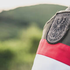 Die Kennzeichnung der Soldaten im Assistenzeinsatz erfolgt durch die weithin sichtbare rot-weiß-rote Armschleife. (Foto: Bundesheer/MilKdo B)