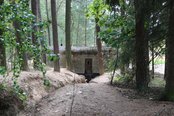 Der leichte MG-Bunker von der Rückseite mit Graben. (Foto: RedTD/Gerold Keusch)