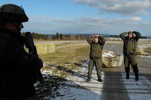 Zwei Soldaten werden am Checkpoint angehalten. (Foto: Tesch)