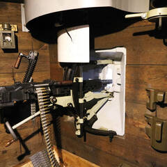 Kampfraum eines Bunkers mit einem sMG 37 und der Platte für die Notzieleinrichtung.
