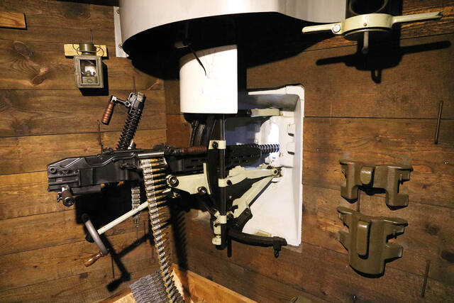 Kampfraum eines Bunkers mit einem sMG 37 und der Platte für die Notzieleinrichtung.