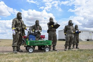 Das Team beobachtet aus sicherer Entfernung, wie der "Dirty" (Person, die sich am kontaminierten Hot Spot befindet; Anm.) die Gefahr vor Ort erkundet und einschätzt. (Foto: Walter Mitter)