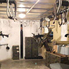 Kampfraum eines schweren Bunkers mit einem MG26 (links), dem Zwillings-sMG 37 (Mitte), der 8,5-cm-Panzerkanone (rechts) und den Anschlüssen für die Luftversorgung der Mannschaft (oben). (Foto: RedTD/Michael Barthou)