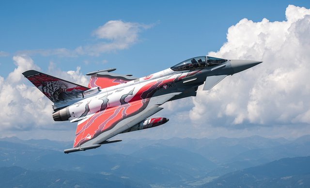 Hauptmann Peter Spiegl an seinem „Arbeitsplatz“, dem Eurofighter „Typhoon“ (Foto: Bundesheer/Horst Gorup)