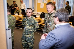 Gruppenarbeiten festigen das Vertrauen und das Wissen zwischen den Teilnehmern. (Foto: Baltic Defence College)