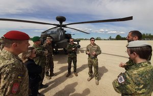Besuch des NATO-Stützpunktes in Tapa (ES) und Einweisung in den Kampfhubschrauber AH-64 "Apache". (Foto: Baltic Defence College)