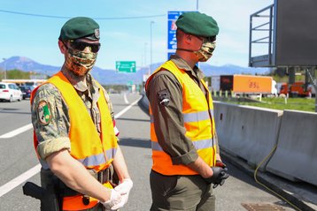 Soldaten tragen die Mund-Nasen-Maske während dem Einsatz am Grenzübergang Walserberg. (Foto: Bundesheer/Steger)