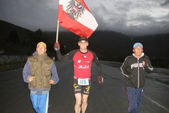 Triumphaler Zieleinlauf mit seinen beiden engagierten einheimischen Betreuern, die ihm vor allem während des Radrennens wertvolle Dienste leisteten. (Foto: Werner Planer)