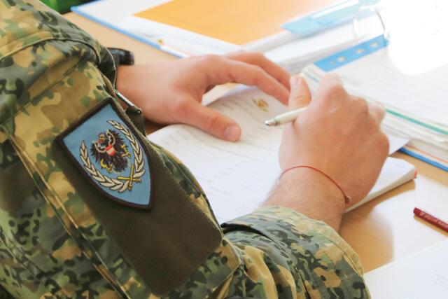 Während dem Kurs hören die Teilnehmer aufmerksam zu und machen sich Notizen. (Foto: RedTD/Gerold Keusch)